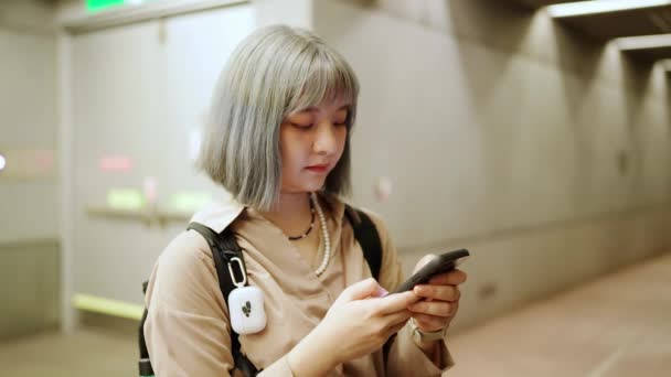 Taiwanesisk Kvinna Väntar Ett Tåg Tunnelbanestation Taiwan Medan Kör Smartphone — Stockvideo