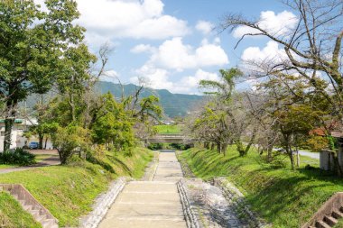 Ibigawa Kasabası, Gifu Bölgesi, Japonya 'daki Asatori Parkı' nda gezinti sahnesi