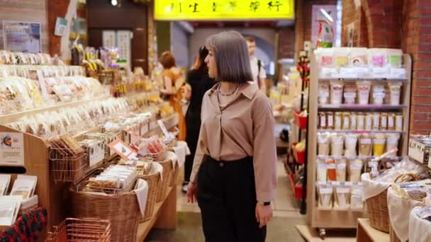 一个有着灰白头发的台湾女人漫步在第花街的老街上的慢镜头 — 图库视频影像