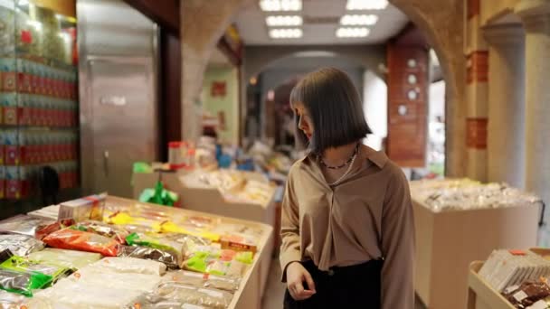 ジョア ストリートの古い通りを散策する灰色の髪の若い台湾人女性のスローモーションビデオ — ストック動画