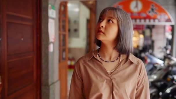 Відео Повільного Руху Молодої Тайванки Сірим Волоссям Прогулюється Старими Вулицями — стокове відео
