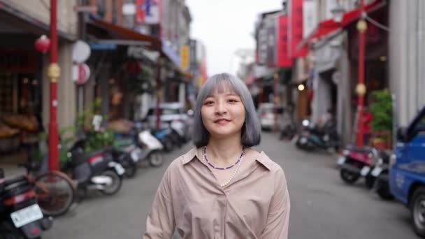 Vídeo Câmera Lenta Uma Jovem Taiwanesa Com Cabelo Grisalho Passeando — Vídeo de Stock