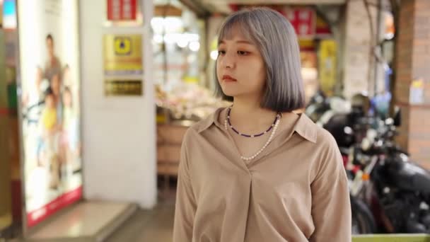 Slow Motion Video Ung Taiwanesisk Kvinna Med Grått Hår Promenader — Stockvideo