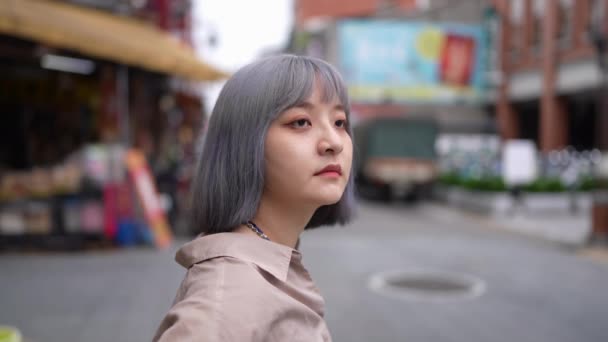 Video Rallentatore Una Giovane Taiwanese Con Capelli Grigi Che Passeggia — Video Stock