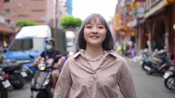 Video Rallentatore Una Giovane Taiwanese Con Capelli Grigi Che Passeggia — Video Stock