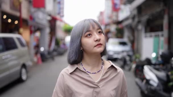 Slow Motion Video Μιας Νεαρής Ταϊβανέζας Γκρίζα Μαλλιά Τριγυρίζει Στους — Αρχείο Βίντεο