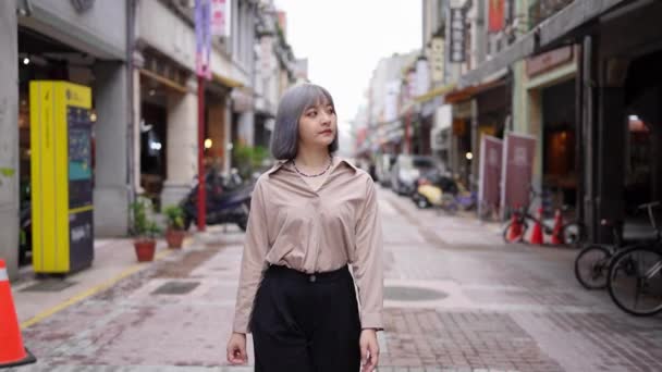 Lambat Gerak Video Seorang Wanita Taiwan Muda Dengan Rambut Abu — Stok Video