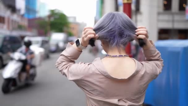 Медленное Видео Молодой Тайваньской Женщины Седыми Волосами Прогуливающейся Старым Улицам — стоковое видео