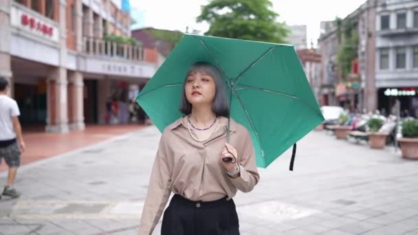 Spowolniony Film Młodą Tajwańską Kobietą Parasolem Spacerującą Ulicą Dihua — Wideo stockowe