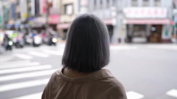 Тайванська Жінка Чекає Світлофорі Перехресті — стокове відео