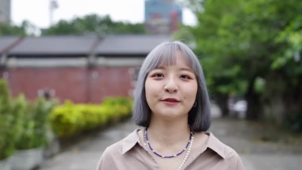 Una Joven Taiwanesa Camina Por Los Edificios Artísticos Del Parque — Vídeos de Stock