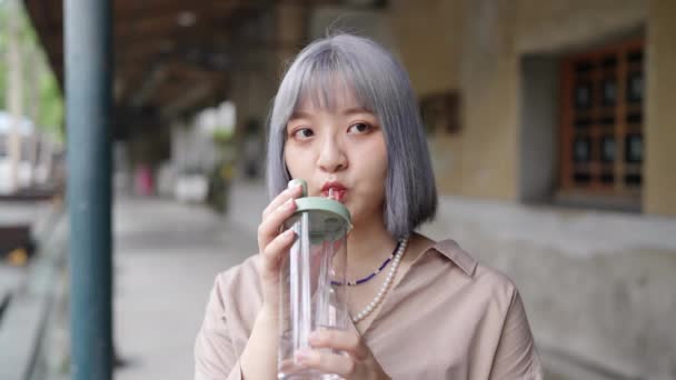 Młoda Tajwańska Kobieta Pije Wodę Budynku Artystycznym Huashan 1914 Cultural — Wideo stockowe