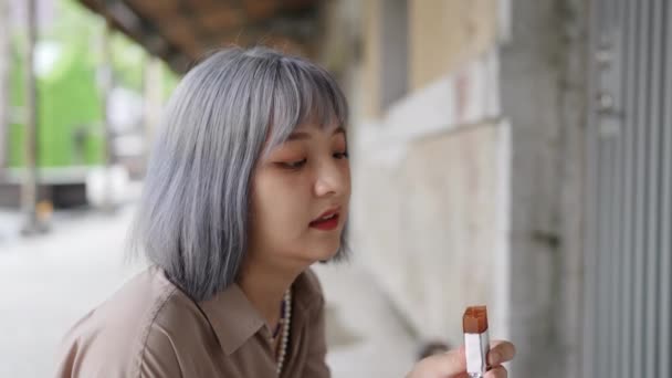 Молода Тайванка Їсть Цукерки Художній Будівлі Культурно Творчому Парку Хуан — стокове відео