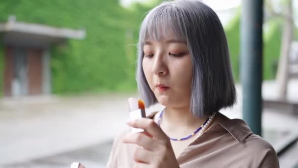 Een Jonge Taiwanese Vrouw Die Snoep Eet Een Artistiek Gebouw — Stockvideo