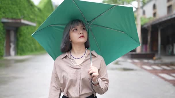 台湾华山1914年文化创意公园 一位年轻的台湾女子带着一把雨伞走在一座艺术馆前 — 图库视频影像