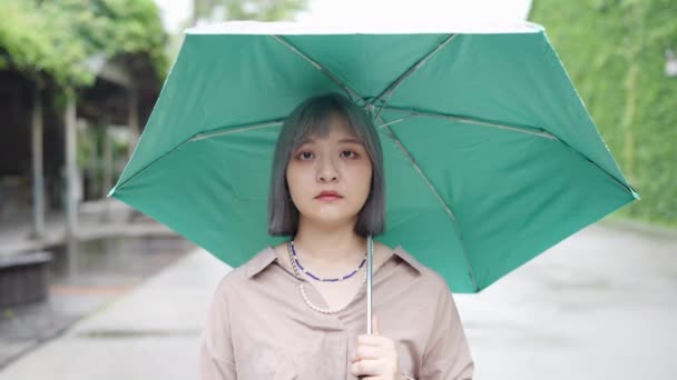 台湾の若い女性は 台北のHuashan 1914文化クリエイティブパークで芸術的な建物で傘でさまざまな表現をしている — ストック動画