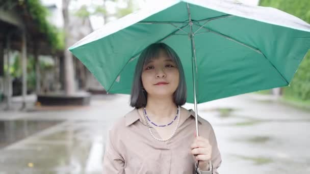 Młoda Tajwańska Kobieta Robi Różne Ekspresje Parasolem Budynku Artystycznym Huashan — Wideo stockowe