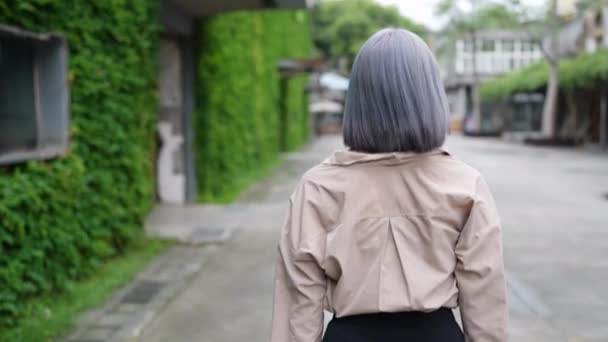 Молода Тайванська Жінка Робить Різні Обличчя Художній Будівлі Культурно Творчому — стокове відео
