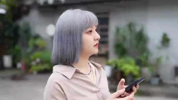 Mulher Taiwanesa Jovem Espera Táxi Taipei Urbano — Vídeo de Stock