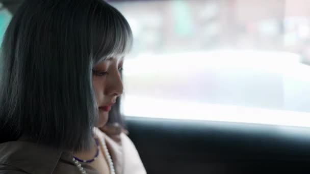 Μια Νεαρή Ταϊβανέζα Που Οδηγεί Ταξί Και Λειτουργεί Ένα Smartphone — Αρχείο Βίντεο