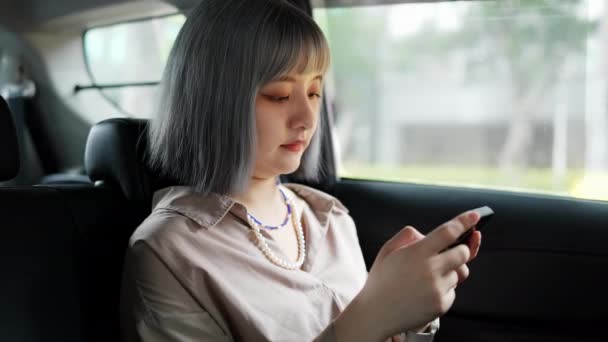 Молода Тайванка Яка Їде Таксі Керує Смартфоном Міському Районі Тайбею — стокове відео