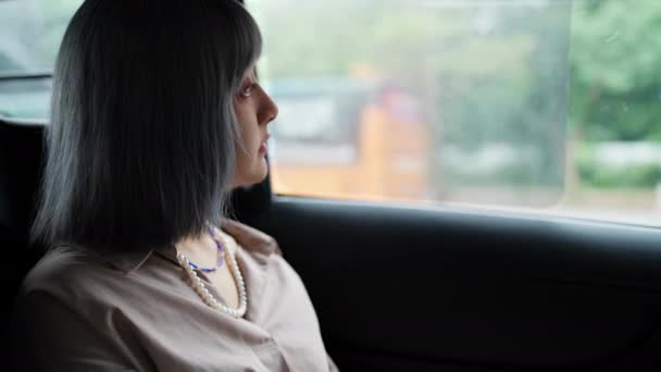 タクシーに乗り 台北の都市部でスマートフォンを運転する台湾人女性 — ストック動画