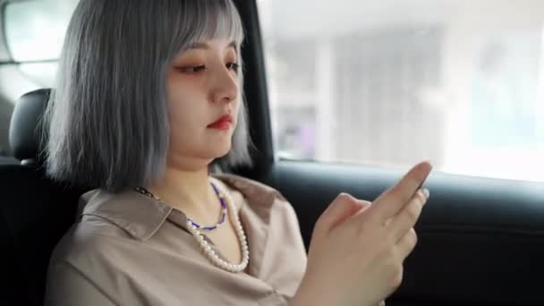 Uma Jovem Taiwanesa Que Anda Táxi Opera Smartphone Uma Área — Vídeo de Stock