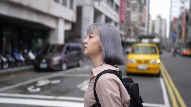 台湾年轻女子在台北城市的街道上行走 — 图库视频影像