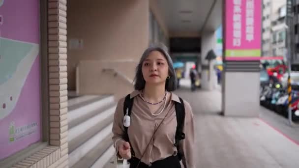 Joven Taiwanesa Caminando Por Las Calles Del Taipei Urbano — Vídeos de Stock