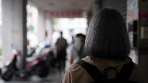 Joven Taiwanesa Caminando Por Las Calles Del Taipei Urbano — Vídeos de Stock