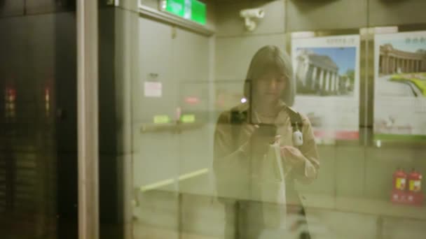 Junge Taiwanesin Wartet Einer Städtischen Bahn Station Taipeh Auf Einen — Stockvideo