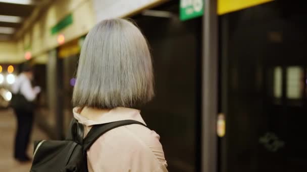Jonge Taiwanese Vrouw Wachtend Een Trein Bij Een Stedelijk Metrostation — Stockvideo
