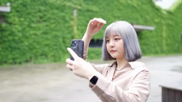 台湾の若い女性が台北のフーシャン1914文化クリエイティブパークで芸術的な建物でスマートフォンで撮影 — ストック動画