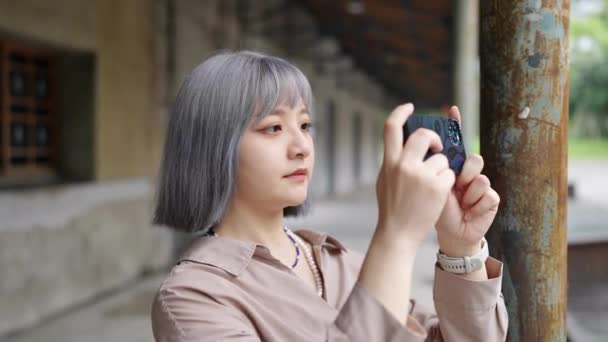 Una Joven Taiwanesa Disparando Con Smartphone Edificio Artístico Parque Cultural — Vídeo de stock