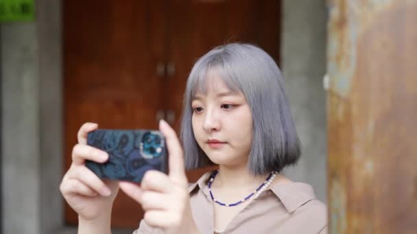 Μια Νεαρή Γυναίκα Από Την Ταϊβάν Πυροβολεί Ένα Smartphone Ένα — Αρχείο Βίντεο