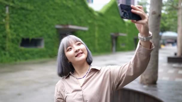 Een Jonge Taiwanese Vrouw Die Met Een Smartphone Schiet Een — Stockvideo