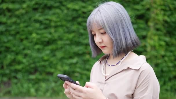 Una Giovane Taiwanese Che Gestisce Uno Smartphone Edificio Artistico Nel — Video Stock