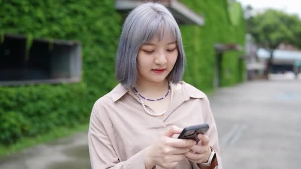 Una Giovane Taiwanese Che Gestisce Uno Smartphone Edificio Artistico Nel — Video Stock