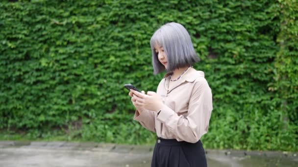 Eine Junge Taiwanesin Bedient Ein Smartphone Einem Künstlerischen Gebäude Kultur — Stockvideo