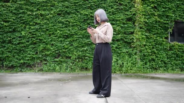 Молода Тайванка Керує Смартфоном Художній Будівлі Культурно Творчому Парку Хуан — стокове відео