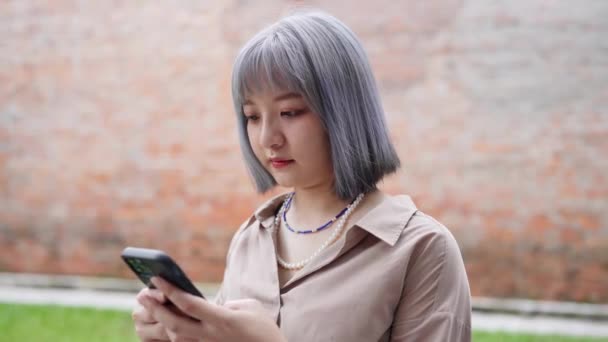Uma Jovem Taiwanesa Operando Smartphone Edifício Artístico Parque Cultural Criativo — Vídeo de Stock