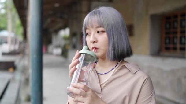 Молодая Тайваньская Женщина Пьет Воду Бутылки Водой Художественном Здании Huashan — стоковое видео