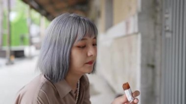 Tayvanlı genç bir kadın Taipei 'deki Huashan 1914 Kültür ve Yaratıcı Park' taki bir sanat binasında Japon wagashi yokanı (tatlı fasulye jölesi) yiyor..
