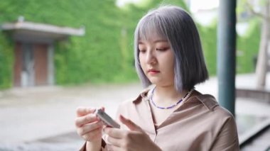 Tayvanlı genç bir kadın Taipei 'deki Huashan 1914 Kültür ve Yaratıcı Park' taki bir sanat binasında Japon wagashi yokanı (tatlı fasulye jölesi) yiyor..
