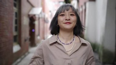 Tayvanlı genç bir kadın, Taipei 'deki Huashan 1914 Kültür ve Yaratıcı Parkı' nda sanatsal bir binada yürüyor..