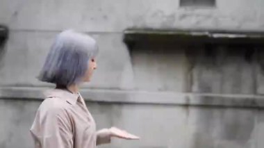 Tayvanlı genç bir kadın, Taipei 'deki Huashan 1914 Kültür ve Yaratıcı Parkı' nda sanatsal bir binada yürüyor..