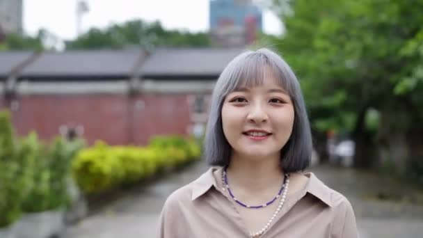 Seorang Wanita Muda Taiwan Membuat Berbagai Wajah Sebuah Bangunan Seni — Stok Video