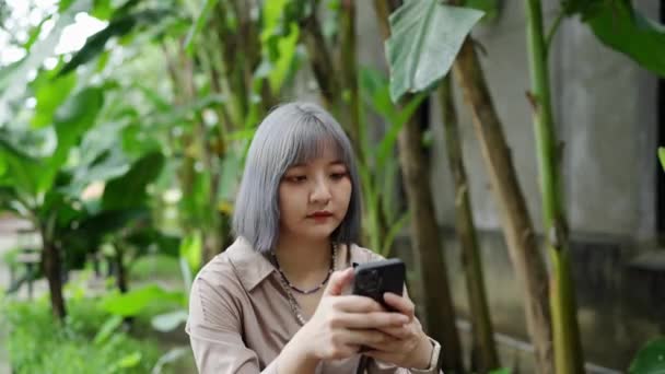 Una Giovane Taiwanese Siede Gestisce Suo Smartphone Edificio Artistico Nel — Video Stock