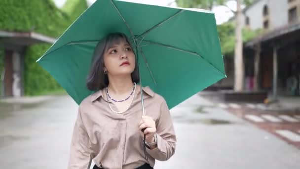 Młoda Tajwańska Kobieta Parasolem Różnymi Wyrazami Twarzy Budynku Artystycznym Huashan — Wideo stockowe