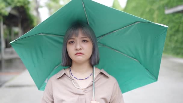 Μια Νεαρή Ταϊβανέζα Ομπρέλα Και Διάφορες Εκφράσεις Στο Πρόσωπό Της — Αρχείο Βίντεο